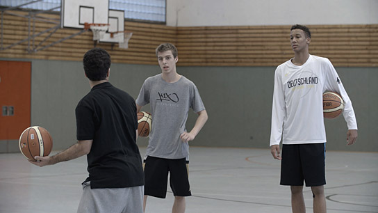 Lennard Larysz (Mitte), Louis Olinde (rechts) in "Starting 5" (2014-16) "Starting 5", © CURLYPICTURES GmbH & Co. KG