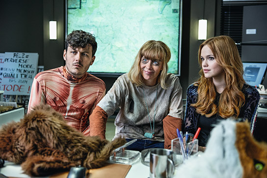 Manuel Rubey, Katja Riemann, Emilia Schüle (v.l.n.r.) in "High Society" (2016/17) "High Society", Quelle: Warner Bros. Entertainment, DIF, © 2017 Warner Bros. Ent