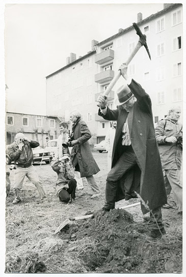 Joseph Beuys bei der Pflanzung von "7000 Eichen", documenta 7 in Kassel, 1982 ("Beuys", 2015-17) "Beuys", © zero one film, bpk, Stiftung Schloss Moyland, Ute Klophaus