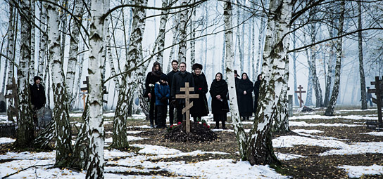 Natalia Belitski (2.v.l.), Alexander Fehling (4.v.l.), Sylvester Groth (5.v.l.), Hildegard Schmahl (5.v.r.) in "In Zeiten des abnehmenden Lichts" (2016/17) "In Zeiten des abnehmenden Lichts", © Hannes Hubach, X Verleih AG