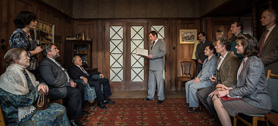 Nina Antonova, Alexander Hörbe, Bruno Ganz (links sitzend v.v.n.h.), Thorsten Merten (Mitte), Sophie Pfennigstorf, Thomas Bading, Stefan Haschke (rechts sitzend v.v.n.h.), Axel Wandtke, Ronald Kukulies, ?, Pit Bukowski, Christian Kuchenbuch (rechts stehend v.v.n.h.) in "In Zeiten des abnehmenden Lichts" (2016/17) "In Zeiten des abnehmenden Lichts", © Hannes Hubach, X Verleih AG