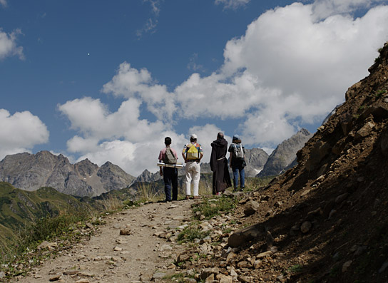 Kyung-Taek Lie, Beniamin Forti, Ilia Korkashvili, Deragh Campbell (v.l.n.r.) in "Selbstkritik eines bürgerlichen Hundes" (2015-17) "Selbstkritik eines bürgerlichen Hundes", © faktura film