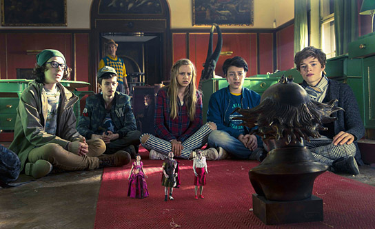Johannes Zeiler (hinten), Maximilian Ehrenreich, Eloi Christ, Lina Hüesker, Oskar Keymer, Georg Sulzer (Mitte, v.l.n.r.), Julia Hartmann, Axel Stein, Anja Kling (unten, v.l.n.r.) in "Hilfe, ich hab meine Eltern geschrumpft" (2017) "Hilfe, ich hab meine Eltern geschrumpft", Quelle: Sony Pictures Releasing, DIF