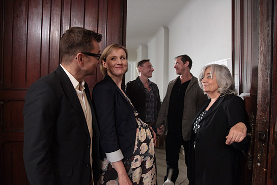Matthias Freihof, Winnie Böwe, Werner Daehn, Sven Martinek (1.-4.v.l.) in "Weiber! Schwestern teilen. Alles." (2016) "Weiber! Schwestern teilen. Alles.", Quelle: CROCO Film, DIF