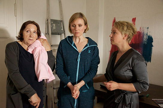 Margit Bendokat, Winnie Böwe, Floriane Daniel (v.l.n.r.) in "Weiber! Schwestern teilen. Alles." (2016) "Weiber! Schwestern teilen. Alles.", Quelle: CROCO Film, DIF