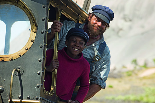 Solomon Gordon, Henning Baum (v.v.n.h.) in "Jim Knopf und Lukas der Lokomotivführer" (2018) "Jim Knopf und Lukas der Lokomotivführer", Quelle: Warner Bros. Pictures Germany, DIF, © 2018 Warner Bros. Ent., Foto: Ilze Kitshoff