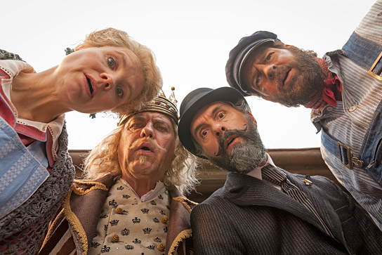 Annette Frier, Uwe Ochsenknecht, Christoph Maria Herbst, Henning Baum (v.l.n.r.) in "Jim Knopf und Lukas der Lokomotivführer" (2018) "Jim Knopf und Lukas der Lokomotivführer", Quelle: Warner Bros. Pictures Germany, DIF, © Conny Klein, Warner Bros., Rat Pack Filmprod.GmbH, Malao Film Inc.