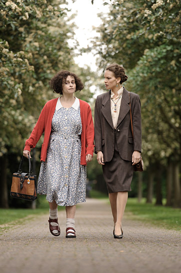 Helena Bonham Carter, Hilary Swank (v.l.n.r.) in "Eleanor & Colette" (2017) "Eleanor & Colette", Quelle: Warner Bros. Pictures Germany, DIF, © Bernd Spauke