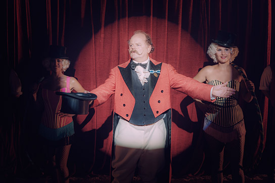 Gottfried Breitfuss (Mitte) in "Papa Moll und die Entführung des fliegenden Hundes" (2017) "Papa Moll und die Entführung des fliegenden Hundes", Quelle: polyband Medien, DIF, © Zodiac Pictures, Pascal Mora