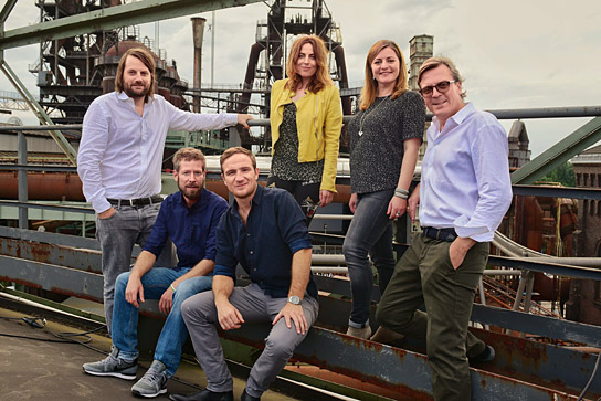 Manuel Bickenbach (links), Timon Modersohn (2.v.l.), Frederick Lau (3.v.l.), Antje Traue (3.v.r.), Alexander Bickenbach (rechts) bei den Dreharbeiten zu "Spielmacher" (2018) "Spielmacher", Quelle: Warner Bros. Pictures Germany, DIF, © Gordon Timpen, Frisbeefilms