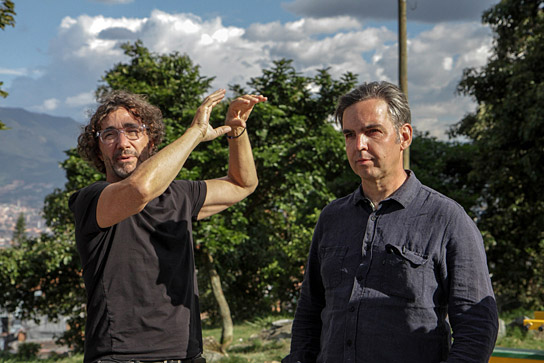 Alfredo Brillembourg, Hubert Klumpner (v.l.n.r.) in "Vom Bauen der Zukunft - 100 Jahre Bauhaus" (2018) "Vom Bauen der Zukunft - 100 Jahre Bauhaus", Quelle: Neue Visionen Filmverleih, DIF, © Neue Visionen Filmverleih