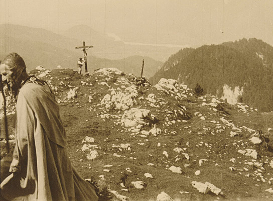 Screenshot mit Carl Dalmonico (links), Fritz Greiner (hinten) aus "Der Klosterjäger" (1920)