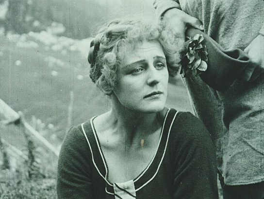 Screenshot mit Hilde Wall aus "Der Klosterjäger" (1920)