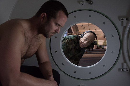 Sullivan Stapleton, J. K. Simmons (v.l.n.r.) in "Renegades - Mission of Honor" (2018) "Renegades - Mission of Honor", Quelle: Universum-Film Verleih, DIF