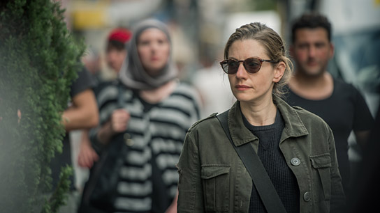 Neta Riskin (vorne) in "Aus nächster Distanz - Wem kannst du trauen?" (2017) "Aus nächster Distanz - Wem kannst du trauen?", Quelle: NFP Marketing & Distribution, DIF, © NFP marketing & distribution*, Foto: Gordon Timpen