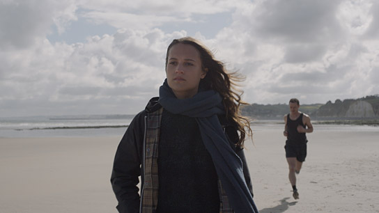 Alicia Vikander, James McAvoy in "Grenzenlos" (2017) "Grenzenlos", Quelle: Warner Bros. Pictures Germany, DIF, © Submergence SARL
