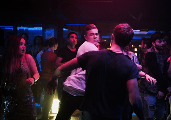 Jonas Ems (Mitte), Damian Hardung (von hinten) in "Das schönste Mädchen der Welt" (2018) "Das schönste Mädchen der Welt", Quelle: TOBIS Film, DIF, © Nadja Klier, TOBIS Film GmbH