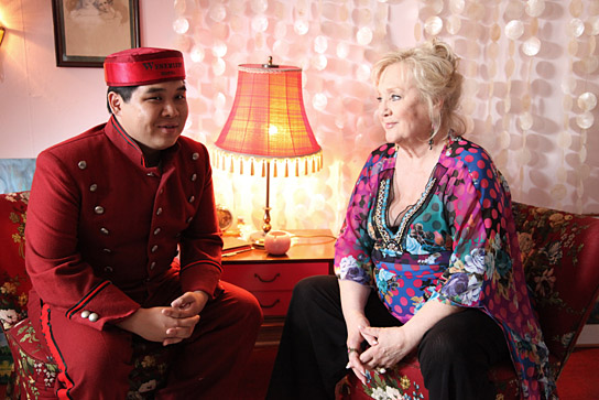 Kevin Alamsyah, Doris Kunstmann in "Weserlust Hotel - Der verrückte Filmdreh 'All Inclusive'" (2017) "Weserlust Hotel - Der verrückte Filmdreh 'All Inclusive'", Quelle: W-Film Filmproduktion & Filmverleih, DIF, © Pinguin Studios Eike Besuden Filmproduktion