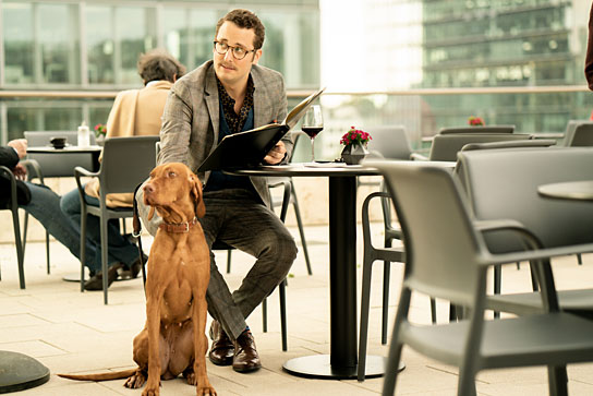 Bastian Reiber in "Wuff - Folge dem Hund" (2018) "Wuff - Folge dem Hund", Quelle: DCM Film Distribution, DIF, © DCM, Oliver Vaccaro