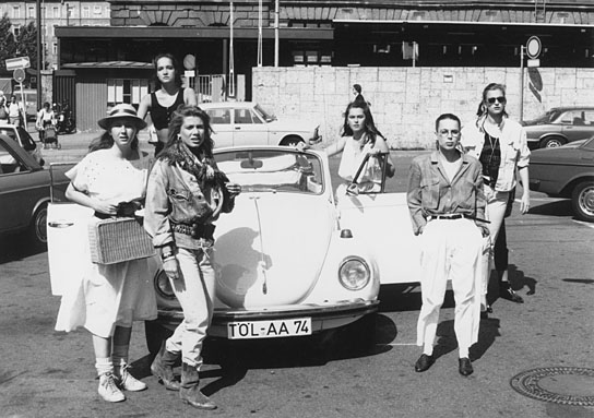 Ariane Erdelt, Anouschka Renzi, Ursula Karven, Nini von Quast, Andrea Schober, Catarina Raacke (v.l.n.r.) in "Die Küken kommen" (1985) Ariane Erdelt, Anouschka Renzi, Ursula Karven, Nini von Quast, Andrea Schober, Catarina Raacke (v.l.n.r.) in "Die Küken kommen" (1985)