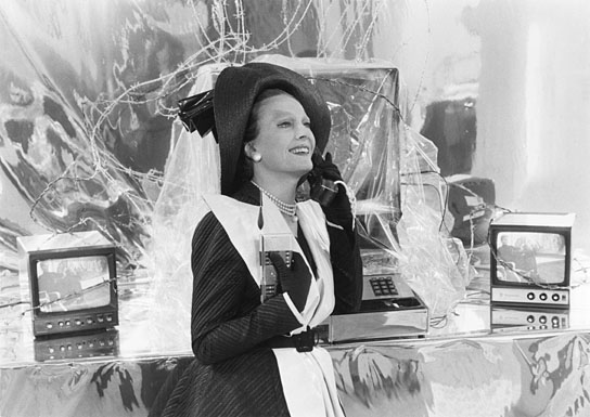 Delphine Seyrig in "Dorian Gray im Spiegel der Boulevardpresse" (1984) "Dorian Gray im Spiegel der Boulevardpresse"