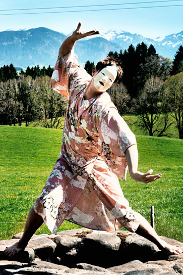 Golo Euler in "Kirschblüten & Dämonen" (2019) "Kirschblüten & Dämonen", Quelle: Constantin Film Verleih, DIF, © 2018 Constantin Film Verleih GmbH, Mathias Bothor