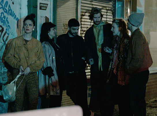 Anja Langer, Raha Emami Khansari, Övünç Güvenisik, Henner Borchers, Kara Schröder, Pascal Houdus (v.l.n.r.) in "Dreissig" (2018) "Dreissig", Quelle: déjà-vu Film, DFF, © Deutsche Film- und Fernsehakademie Berlin (dffb)