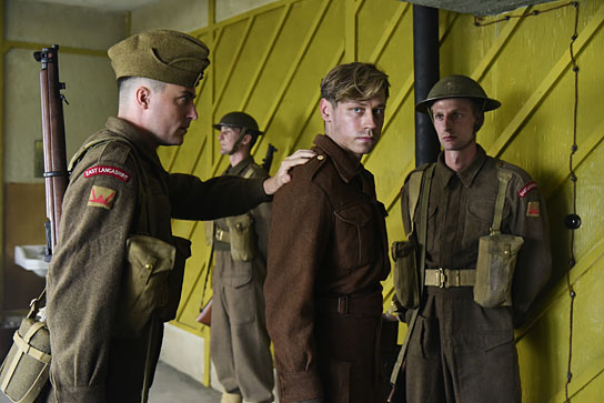 Tom Machell (links), David Kross (2.v.r.) in "Trautmann" (2018) "Trautmann", Quelle: SquareOne Entertainment, DIF, © Jürgen Olczyk, SquareOne Entertainment