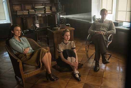 Keira Knightley, Flora Li Thiemann, Alexander Skarsgård (v.l.n.r.) in "Niemandsland" (2018) "Niemandsland", Quelle: Twentieth Century Fox, DIF, © 2019 Twentieth Century Fox