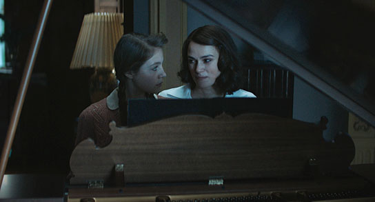 Flora Li Thiemann, Keira Knightley (v.l.n.r.) in "Niemandsland" (2018) "Niemandsland", Quelle: Twentieth Century Fox, DIF, © 2019 Twentieth Century Fox