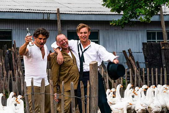 Lenn Kudrjawizki, Jevgenij Sitochin, Dennis Mojen (v.l.n.r.) in "Traumfabrik" (2019) "Traumfabrik", Quelle: TOBIS Film, DFF, © Traumfabrik Babelsberg, TOBIS Film, Foto: Julia Terjung