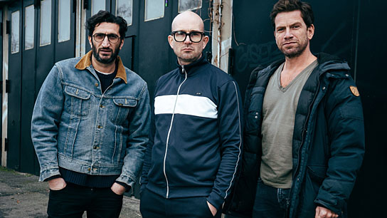 Fares Fares, Christoffer Boe, Nikolaj Lie Kaas (v.l.n.r.) bei den Dreharbeiten zu "Verachtung" (2019) "Verachtung", Quelle: NFP marketing & distribution*, DIF, © Zentropa, Henrik Ohsten