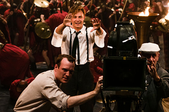 Dennis Mojen (Mitte) in "Traumfabrik" (2019) "Traumfabrik", Quelle: TOBIS Film, DFF, © Traumfabrik Babelsberg, TOBIS Film, Foto: Julia Terjung