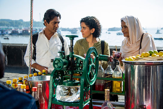 Nawazuddin Siddiqui, Sanya Malhotra, Farrukh Jaffar (v.l.n.r.) in "Photograph" (2018); Quelle: NFP marketing & distribution*, DFF, Foto: Joe D’Souza, © Courtesy of Amazon Studios