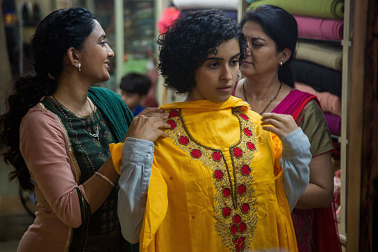 Sanya Malhotra (vorne) in "Photograph" (2018) Sanya Malhotra (vorne) in "Photograph" (2018); Quelle: NFP marketing & distribution*, DFF, Foto: Joe D’Souza, © Courtesy of Amazon Studios