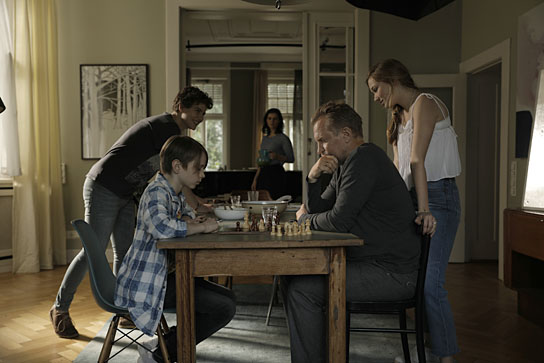 Yoran Leicher (vorne links), Nora Tschirner (hinten), Ulrich Thomsen (2.v.r.), Katharina Gieron (rechts) in "Gut gegen Nordwind" (2019); Quelle: Sony Pictures Entertainment Deutschland, DFF, © 2019 Sony Pictures Entertainment Deutschland GmbH, Tom Trambow