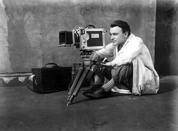 Robert Baberske bei den Dreharbeiten zu "Berlin. Die Sinfonie der Großstadt" (1927); Quelle: SDK