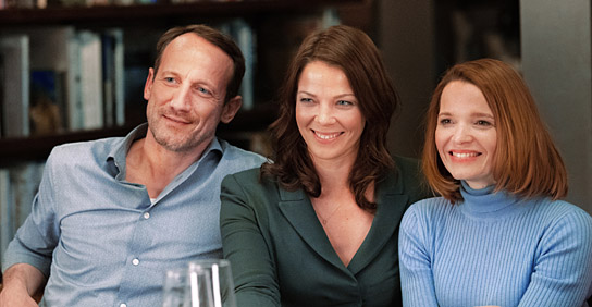 Wotan Wilke Möhring, Jessica Schwarz, Karoline Herfurth (v.l.n.r.) in "Das perfekte Geheimnis" (2019); Quelle: Constantin Film Verleih, DFF, © 2019 Constantin Film Verleih GmbH, Lucia Faraig