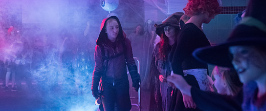 Ruby M. Lichtenberg (links) in "Invisible Sue - Plötzlich unsichtbar" (2018); Quelle: Farbfilm Verleih, DFF, © ostlicht filmproduktion, Amour Fou