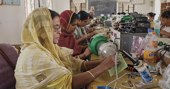 'Solar Mamas' im Barefoot College, Rajasthan, Indien in "But Beautiful" (2019) 'Solar Mamas' im Barefoot College, Rajasthan, Indien in "But Beautiful" (2019); Quelle: Pandora Film, DFF