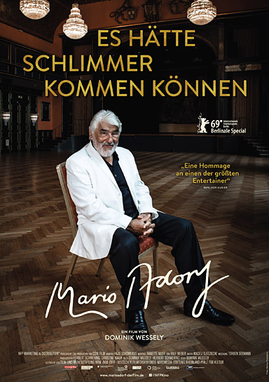 Filmplakat von "Es hätte schlimmer kommen können - Mario Adorf" (2019); Quelle: NFP marketing & distribution*, DFF
