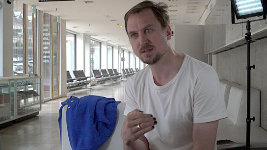Lars Eidinger in "Bitte nach Mitte! Die Schauspielschule Ernst Busch zieht um" (2019) Lars Eidinger in "Bitte nach Mitte! Die Schauspielschule Ernst Busch zieht um" (2019); Quelle: moving angel filmproduction, DFF, © moving angel filmproduction