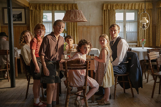 Carla Juri (links), Marinus Hohmann (Mitte), Riva Krymalowski (3.v.r.), Oliver Masucci (rechts) in "Als Hitler das rosa Kaninchen stahl" (2019); Quelle: Warner Bros. Pictures Germany, DFF, © Warner Bros. Ent., Sommerhaus Filmproduktion, Frédéric Batier