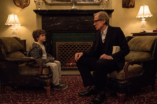 Finlay Wojtak-Hissong, Bill Nighy (v.l.n.r.) in "The Kindness of Strangers" (2019); Quelle: Alamode Filmverleih, DFF, © Alamode Film, Per Arnesen