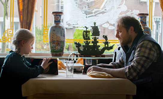 Vita Heijmen, Guido Pollemans in "Romys Salon" (2019); Quelle: Farbfilm Verleih, DFF, © Elmer van der Marel