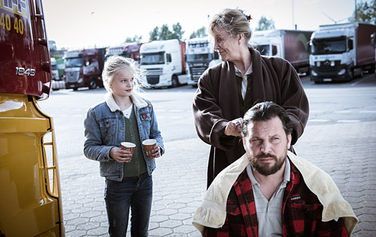 Vita Heijmen, Beppie Melissen, Sascha Alexander Geršak (v.l.n.r.) in "Romys Salon" (2019); Quelle: Farbfilm Verleih, DFF, © Andreas Schlieter