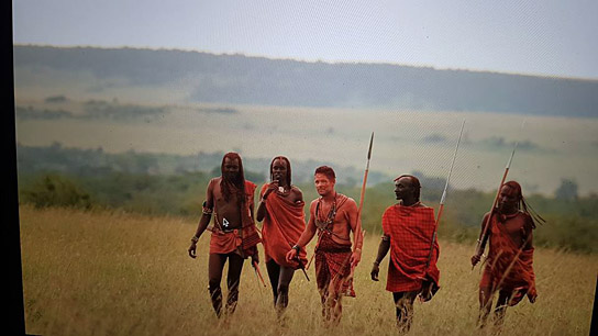 Benjamin Eicher (Mitte) in "Der weiße Massai Krieger" (2019) Benjamin Eicher (Mitte) in "Der weiße Massai Krieger" (2019); Quelle: Alpha Centauri Studios, DFF, © 2019 Alpha Centauri Studios
