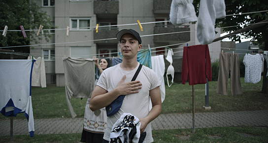 Alexander Wertmann in "Masel Tov Cocktail" (2020); Quelle: Filmfestival Max Ophüls Preis 2020, © Nikolaus Schreiber
