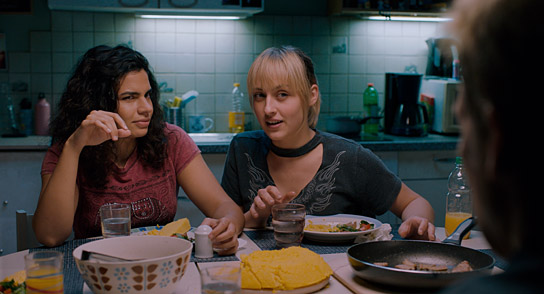 Alina Serban, Irina Kurbanova (v.l.n.r.) in "Gipsy Queen" (2019); 