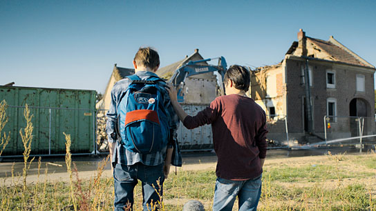 Yoran Leicher, Sobhi Awad (v.l.n.r.) in "Zu weit weg" (2019); Quelle: farbfilm verleih, DFF, © Weydemann Bros. GmbH, Monika Plura